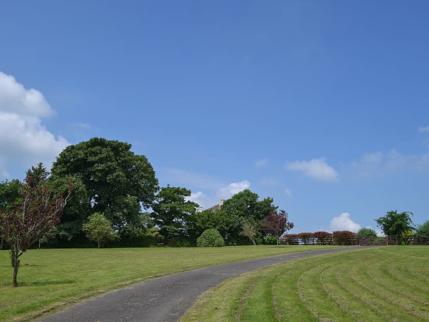 Sweeping driveway towards the secluded property | Trew House, Stratton, Bude