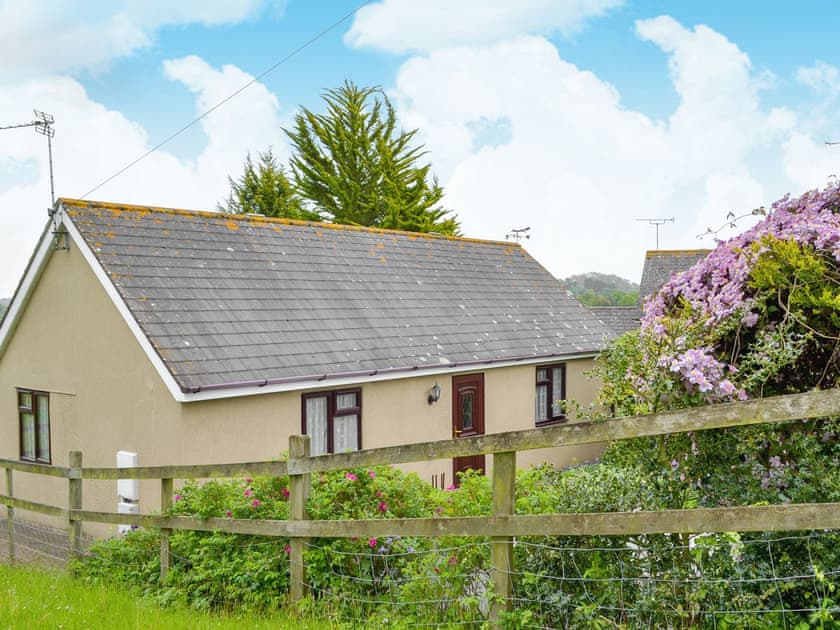 Well presented, single storey holiday cottage | Oakwood, Cheriton Bishop, near Dartmoor National Park