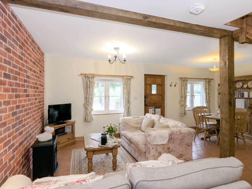 Tasteful and well-presented living/ dining room | Drovers Cottage, East Meon