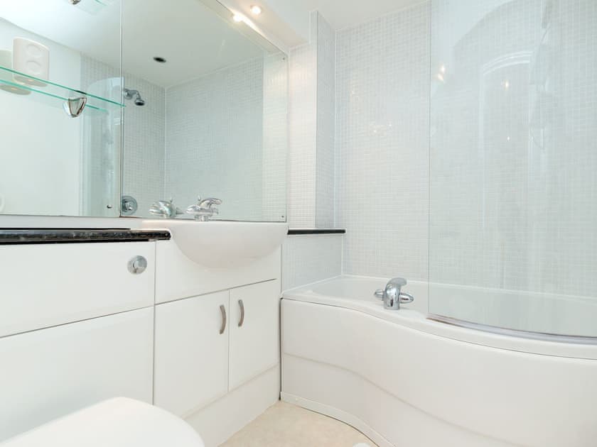 Bathroom | Beachlands, Gogledd