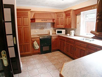 Kitchen | Tyn-y-Graig Cottage, Crynant nr. Neath