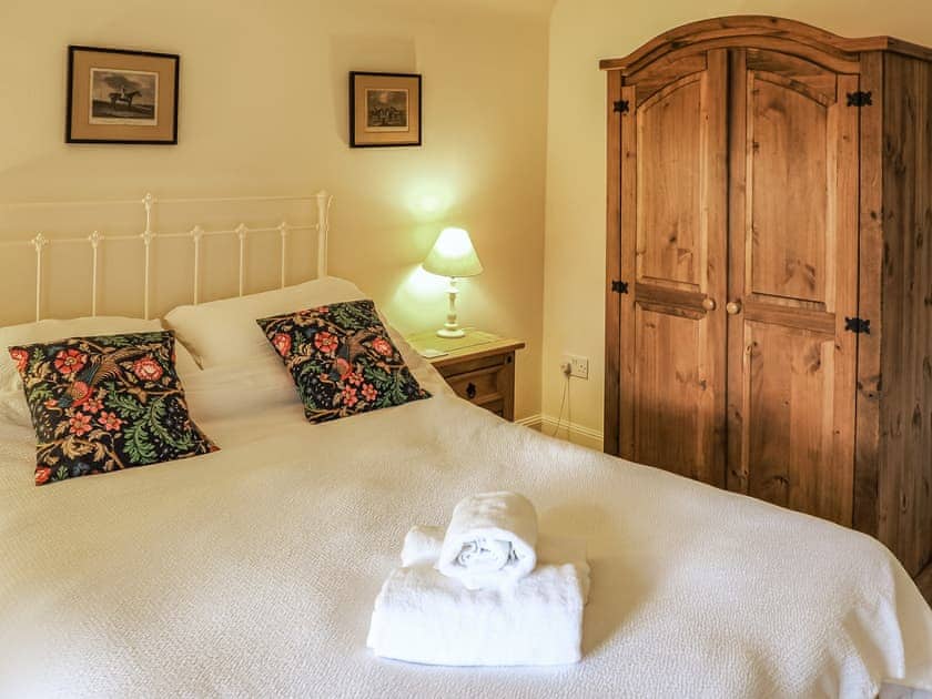 Warm and welcoming double bedroom | Einich, Newtonmore, near Aviemore