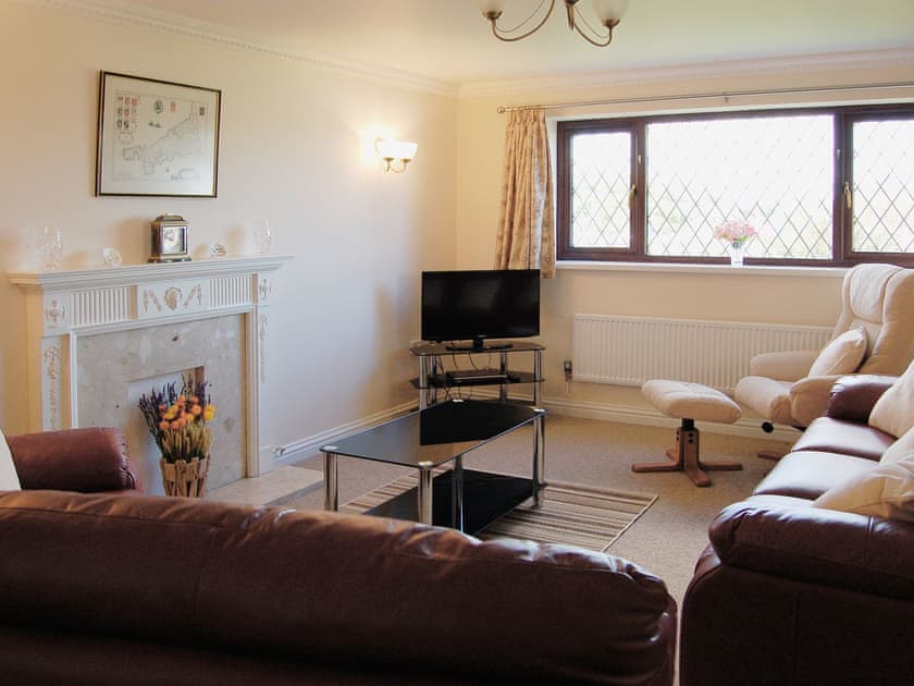 Living room/dining room | Sea Whispers, Padstow