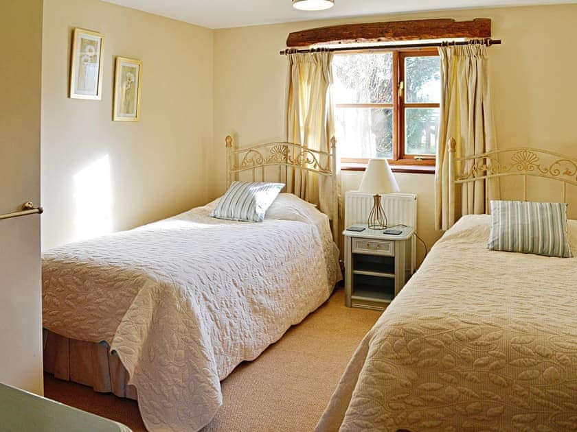 Twin bedroom | Hole House Farm Cottages - Garden Cottage, Pooley Bridge, Ullswater