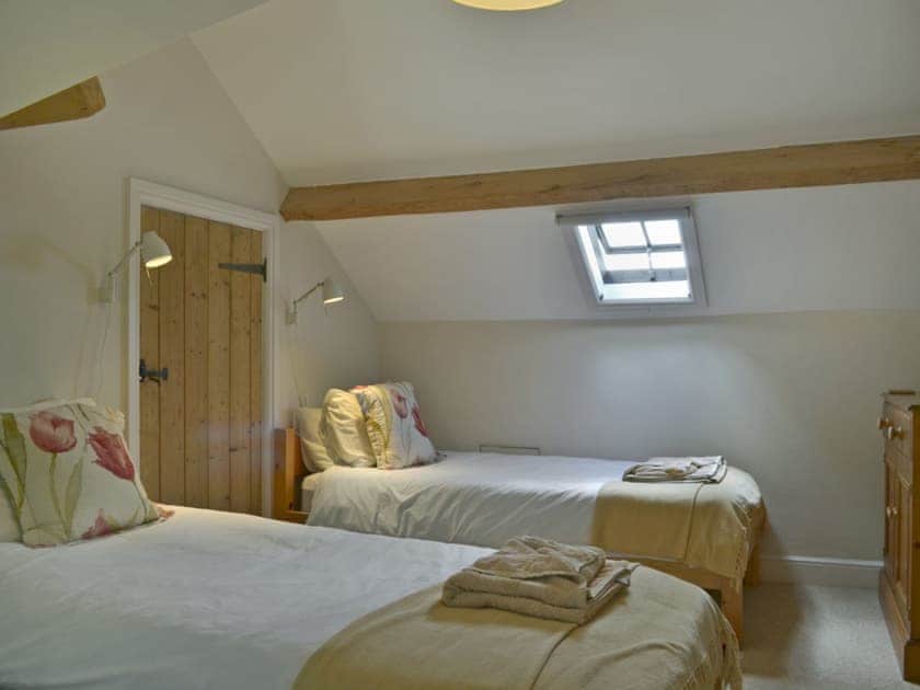 Comfortable twin bedroom with beams | Loadpot, Ullswater