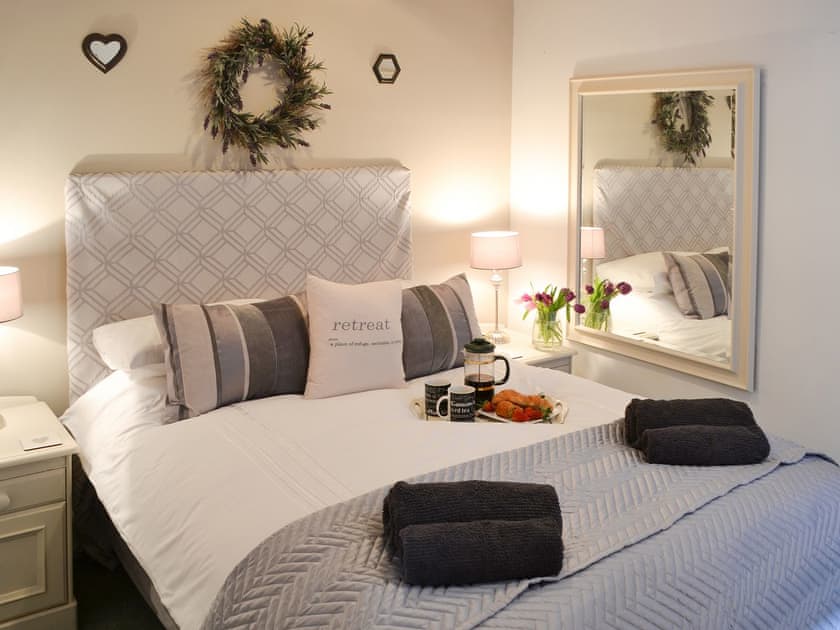 Luxurious double bedroom | Restwell, Southrepps