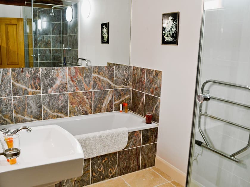 Bathroom | Pendewey Farm Cottages - Penno Cottage, Bodmin