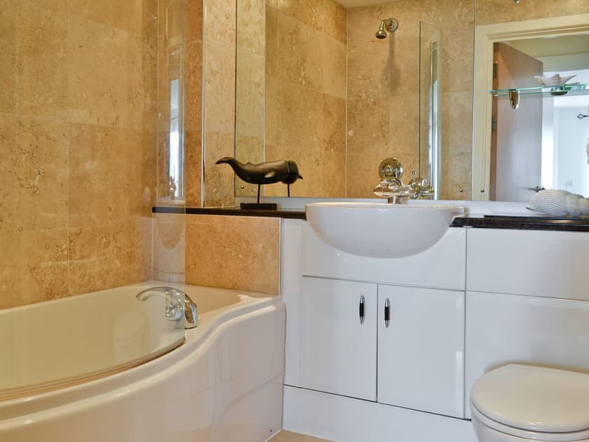 Bathroom | Heddfan, Heddfan, Millenium Quay