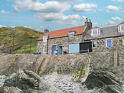 Weavers Cottage Ref 24878 In Crovie Near Banff Aberdeenshire