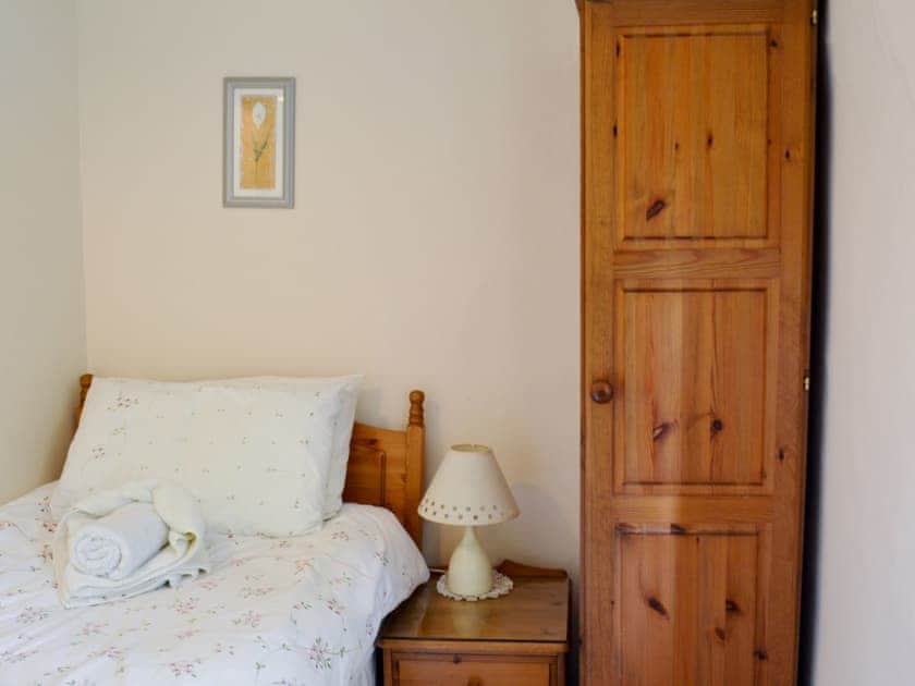 Single bedroom | Yew Tree Cottage, Passfield Common, near Liphook