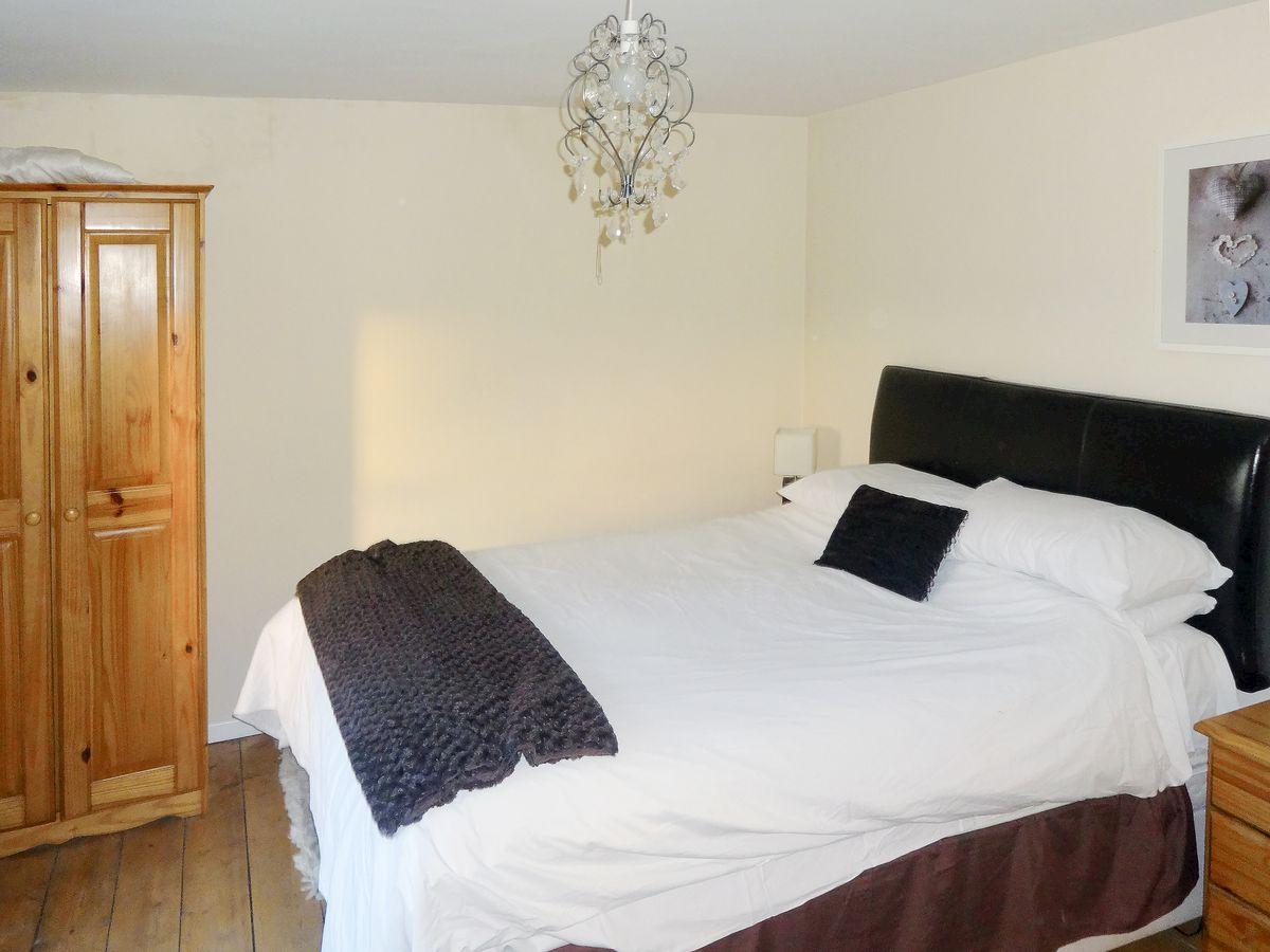 Ivy Cottage Ref W42165 In Ferryside Carmarthenshire