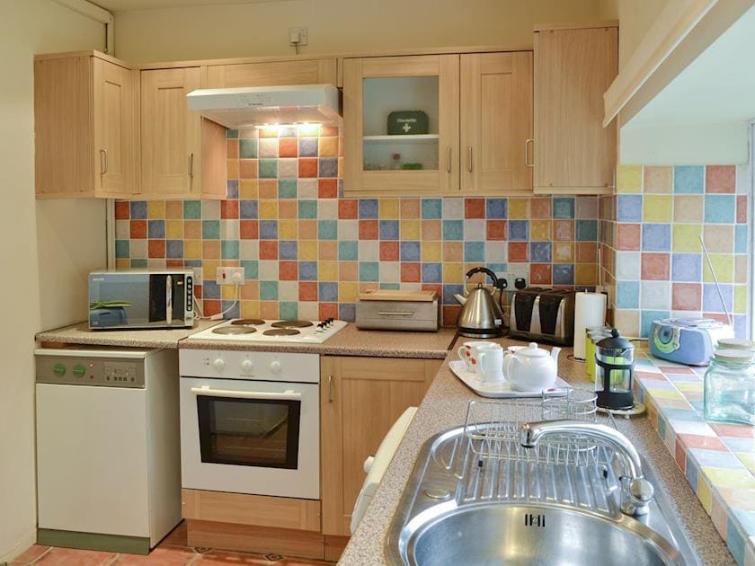 Well-equipped kitchen with tiled splashback | Hay Cottage, St Austell