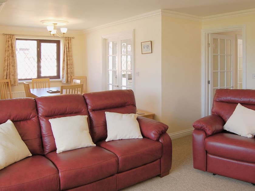 Living room/dining room | Sea Whispers, Padstow