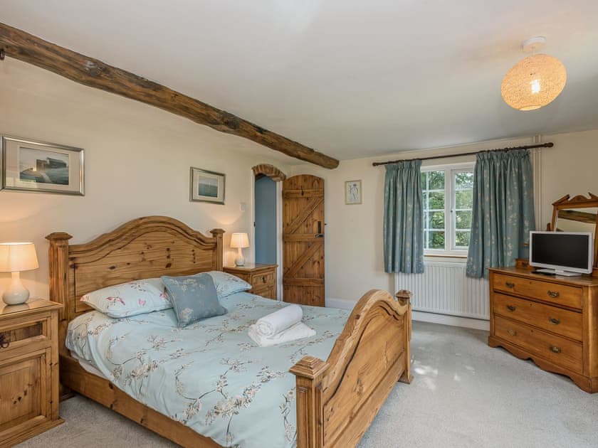 Luxurious double bedroom with river views | Wherryman’s Cottage, Coltishall