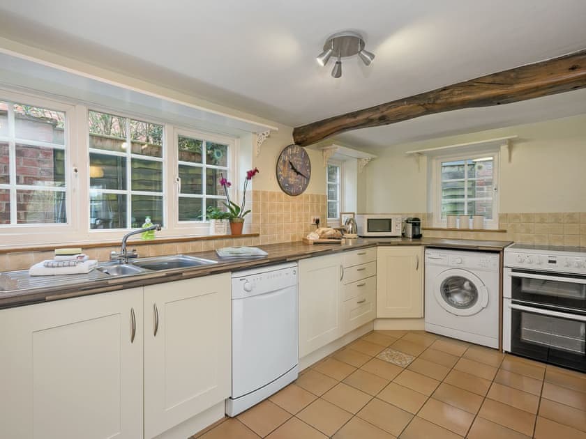 Farmhouse-style kitchen/dining room  | Wherryman’s Cottage, Coltishall