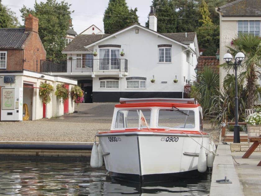 Attractive &lsquo;dockside&rsquo; holiday home | Tracara Apartment - Tracara, Horning, near Norwich