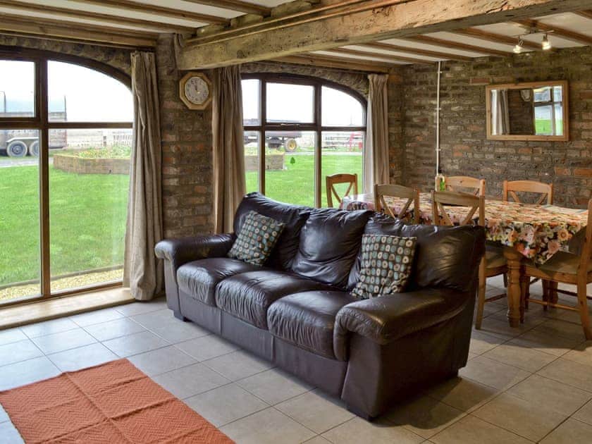 Living room/dining room | North Moor Farm Cottages - Robin, Flamborough
