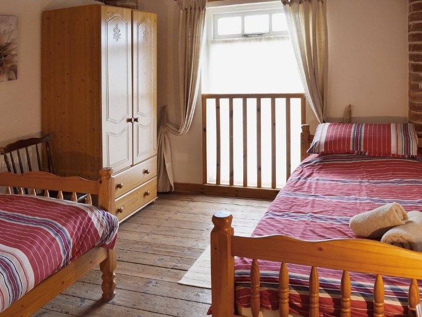 Twin bedroom | Beacon Farm - Peregrine Cottage, Flamborough