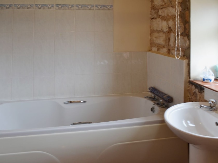 Bathroom | Beacon Farm - Peregrine Cottage, Flamborough