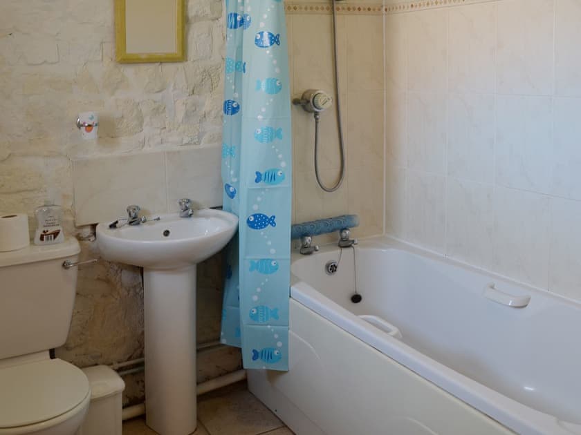 Bathroom | Beacon Farm - Guillemot Cottage, Flamborough