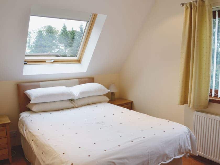 Double bedroom | Inzievar - Lime Tree Cottage, Oakley, nr. Dunfermline