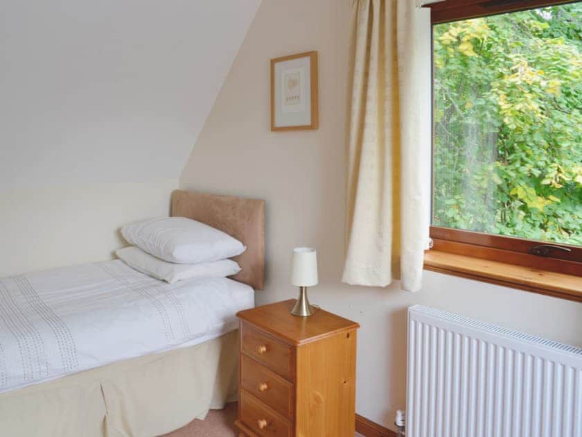 Twin bedroom | Inzievar - Lime Tree Cottage, Oakley, nr. Dunfermline