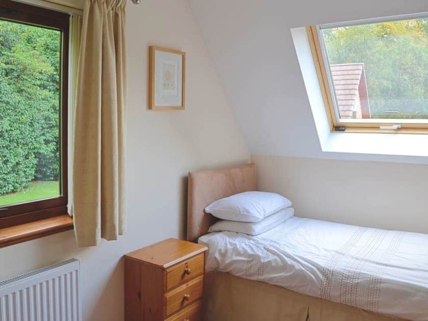 Twin bedroom | Inzievar - Lime Tree Cottage, Oakley, nr. Dunfermline