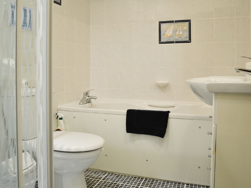 Bathroom | Granary Cottage, Bosherston