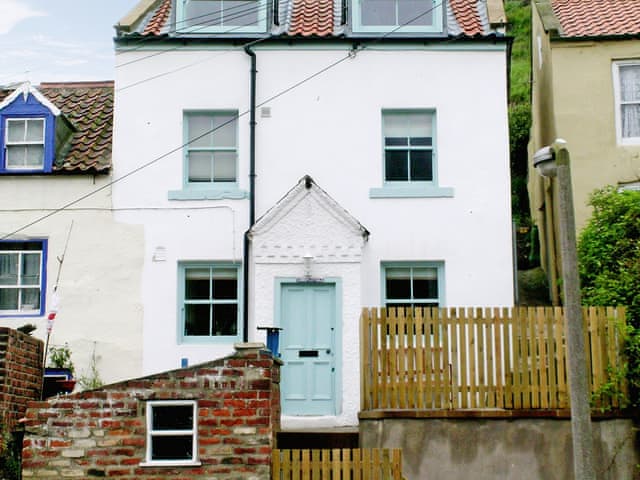 Sunny Cottage Ref 25822 In Staithes Near Whitby Yorkshire