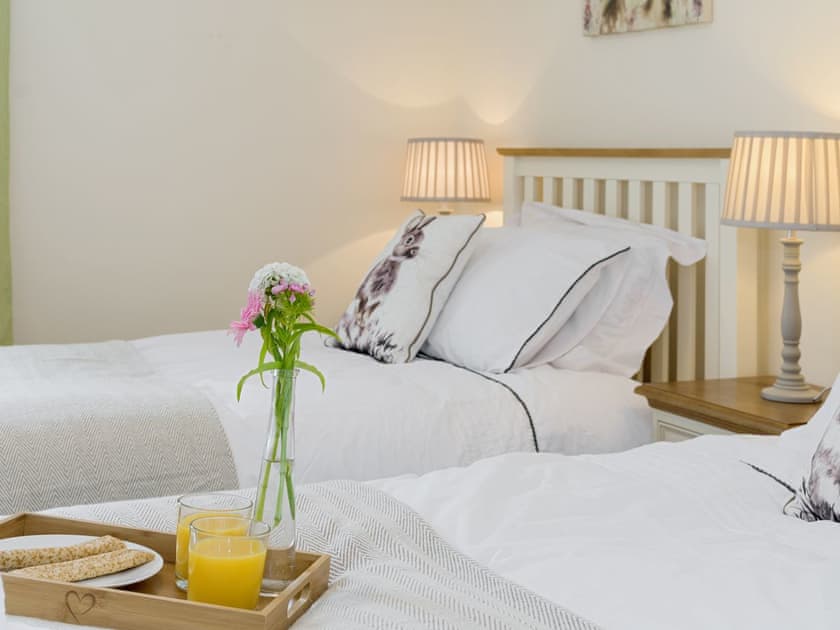Attractive en-suite twin bedroom | Island Farm House, Staintondale, near Whitby