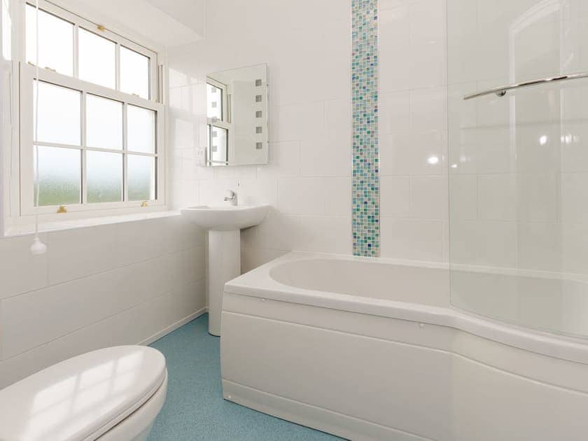En-suite bathroom | Island Farm House, Staintondale, near Whitby