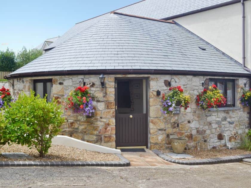 Pencrennow Farm Cottages - The Roundhouse