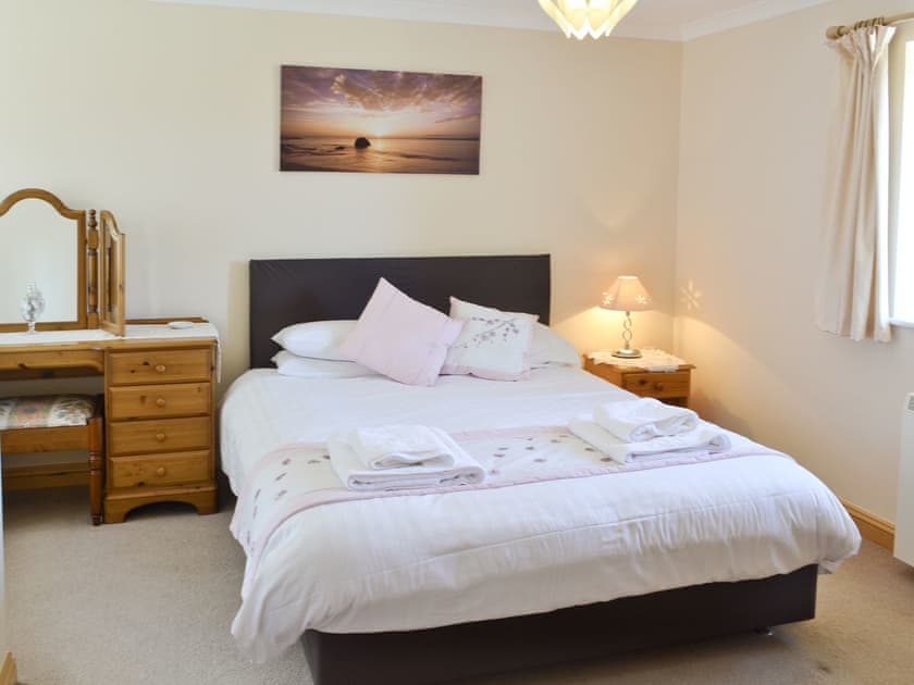 Double bedroom | Pencrennow Farm Cottages - Daisy Cottage, Perranporth