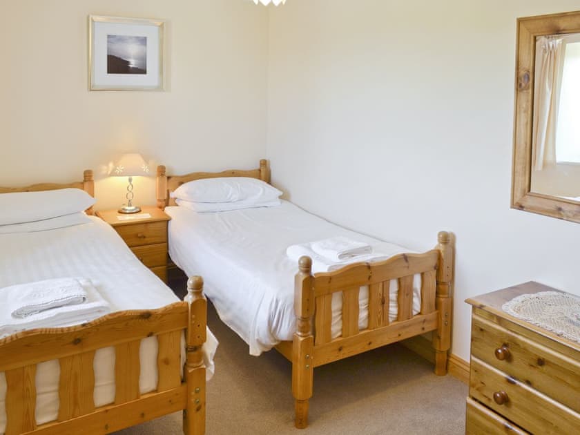 Twin bedroom | Pencrennow Farm Cottages - Daisy Cottage, Perranporth