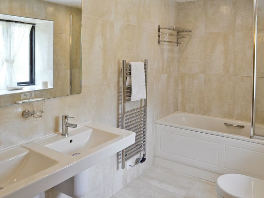 Bathroom | Pencrennow Farm Cottages - Daisy Cottage, Perranporth