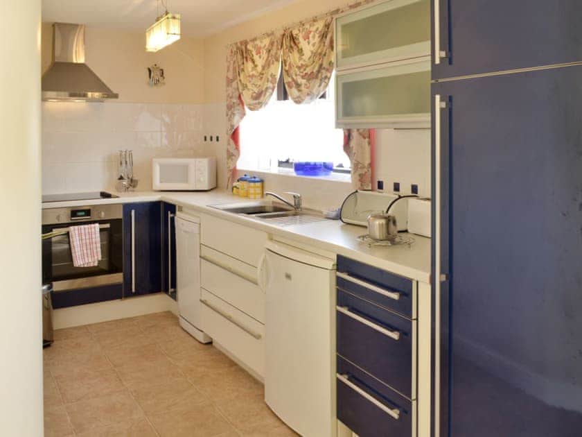 Kitchen | Pencrennow Farm Cottages - The Roundhouse, Perranporth