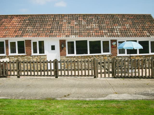 Manor Court Cottages Woodpecker Ref 19087 In Shipton Gorge
