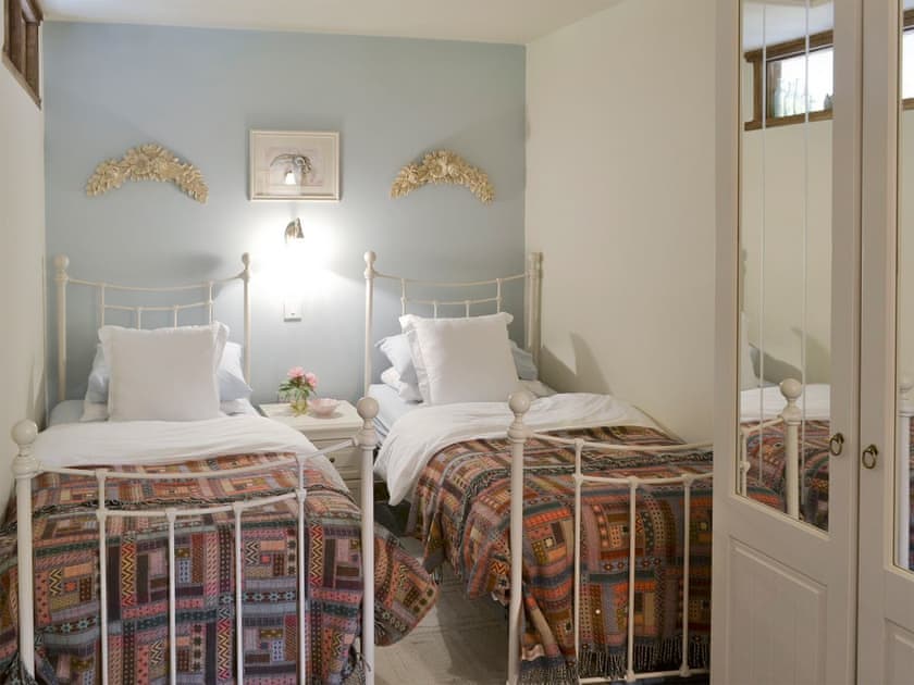 Restful twin bedroom | Riverside Cottage, Old Costessey