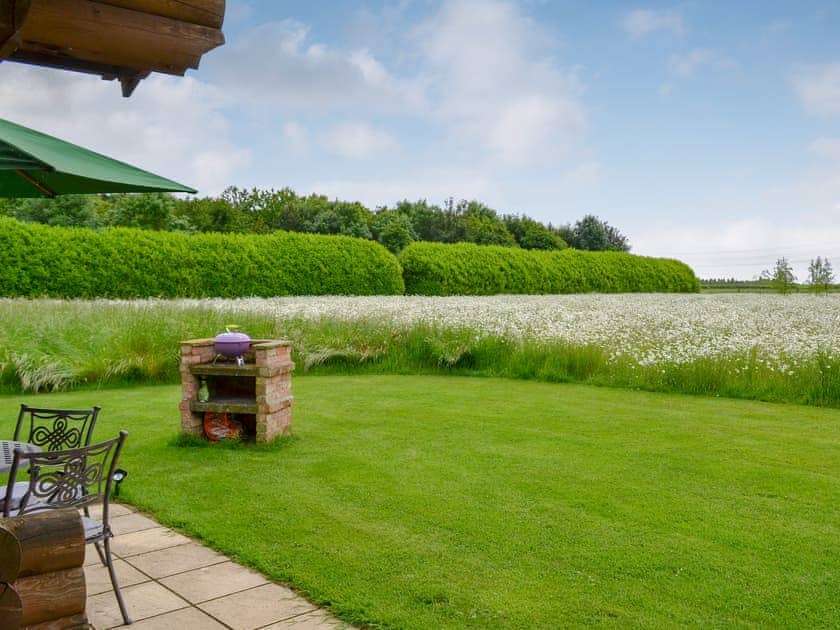 Large lawned garden | Lepus Lodge, South Carlton, near Lincoln