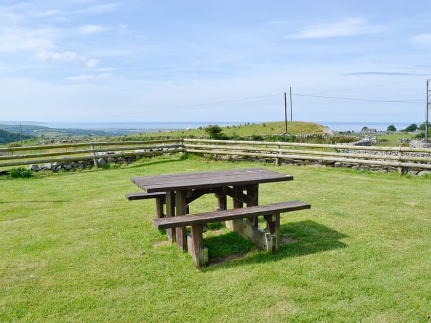 Sitting-out-area |  Beudy Hen and Ysgubor - Ysgubor, Harlech