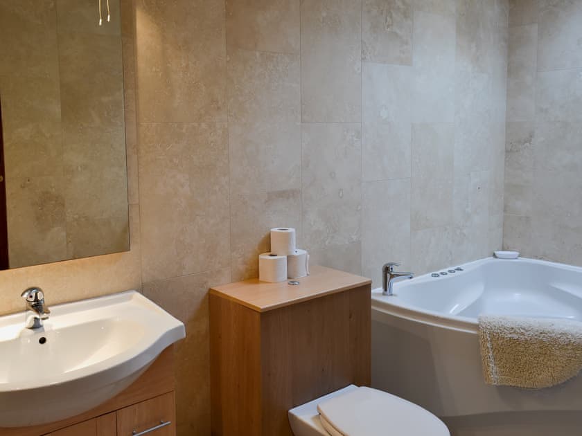 En-suite bathroom with whirl pool bath | Wood Cottage, Buxworth, High Peak