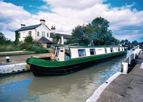 Canal Narrowboats sleeping 7-8 persons