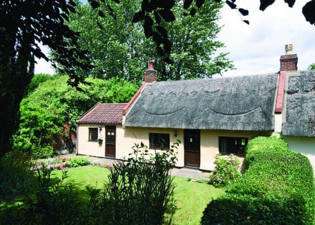 Rose Cottage Ref E2352 In Catfield Near Potter Heigham Norfolk