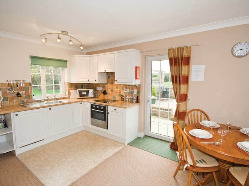 Curlew Cottage dining and kitchen area | Curlew Cottage, Leverton