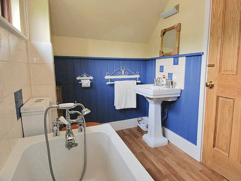 Darwin Cottage bathroom | Darwin Cottage, Jevington