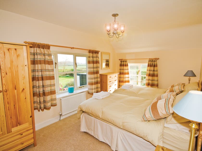 Brook Farm Cottage twin bedded room | Brook Farm Cottage, Minshull Vernon, Nantwich