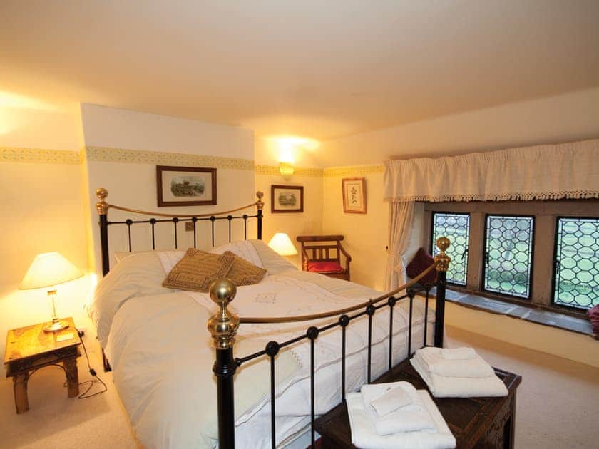 Mullions double bedroom | Mullions and Mushroom Cottage - Mullions, Castleton