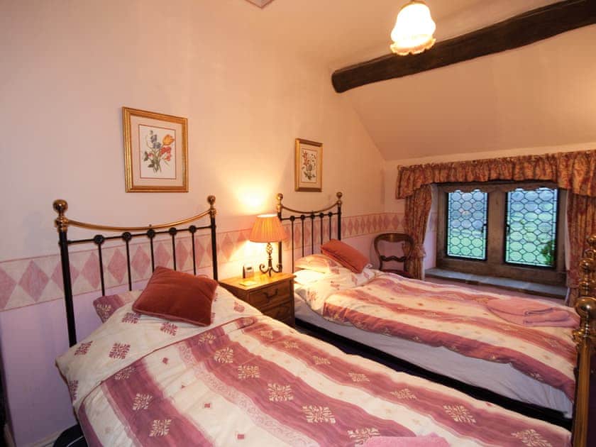 Mullions twin bedded room | Mullions and Mushroom Cottage - Mullions, Castleton