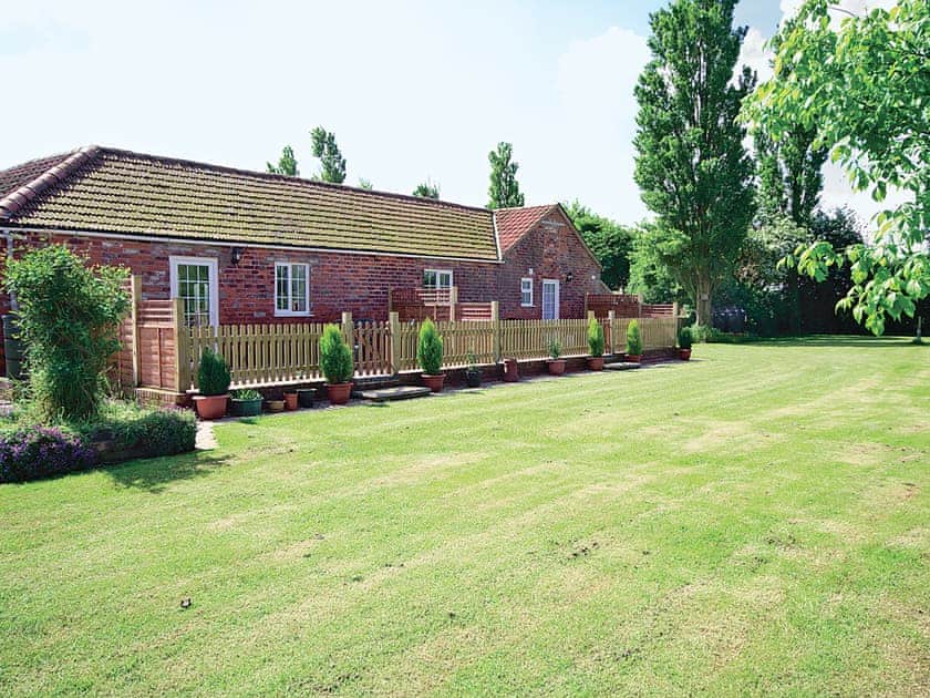 Shared garden | Moorhen Cottage, Leverton