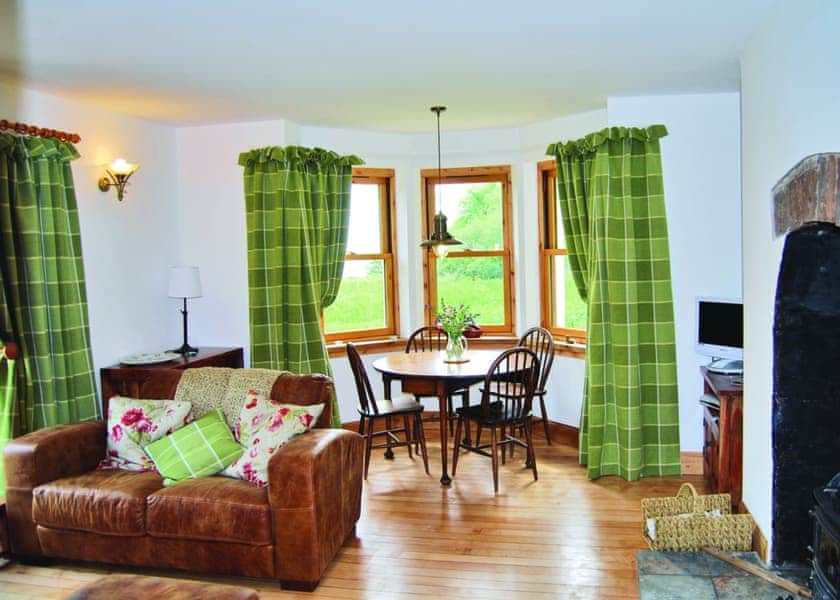 Shore Cottage sitting/dining room | Shore Cottage, Nr. Tarbert